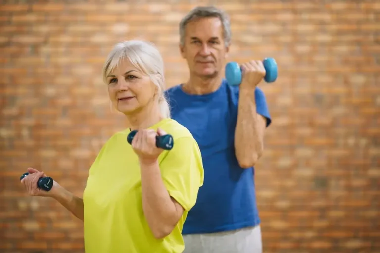 Adultos mayores practicando gimnasia de mantenimiento